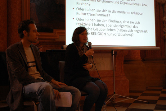 Marcela Oubrechtová bei der Diskussion von Simmels Text "Das Problem der religiösen Lage"