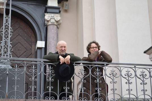 Prof. PhDr. Miloš Havelka und Dr. Jana Osterkamp vor der Kirche der Hl. Theresa