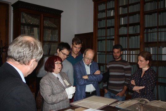 Bei der Besichtigung der Handschriften in der Bibliothek der Polnischen Akademie der Wissenschaften im Schloss Kórnik