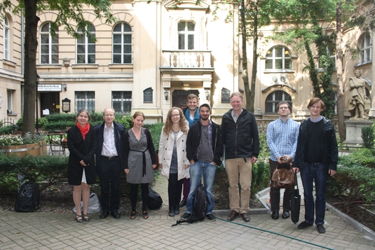 Ein Gruppenfoto im Hof der Poznańer  Gesellschaft der Freunde der Wissenschaften