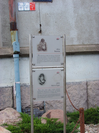Gedenktafel für den Rabbiner Akiba Eger und die Straße Ulica Stawna, wo sich vor dem Krieg der Sitz der Gemeinde und der Jüdischen Bibliothek befand