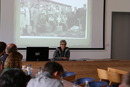 Atina Grossmann bei ihrem Vortrag über: Das Überleben neu kartieren: Jüdische Geflüchtete und verlorene Erinnerungen an Vertreibung, Trauma und Rettung am Rande des Holocaust