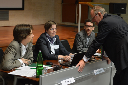 Prof. Dr. Friedrich Wilhelm Graf im Gespräch mit den Vortragenden Dr. Thorsten Moos, Dipl. Theol. Gudrun Nassauer und Felix Westrup