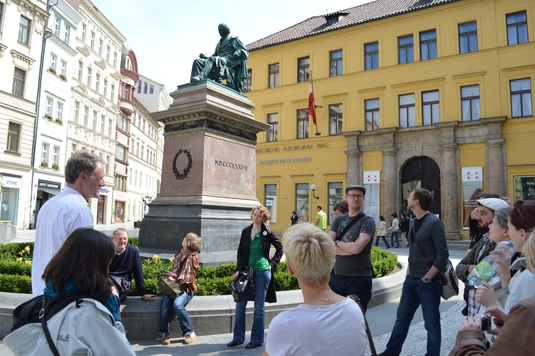 Vor dem Denkmal für Josef Jungmann