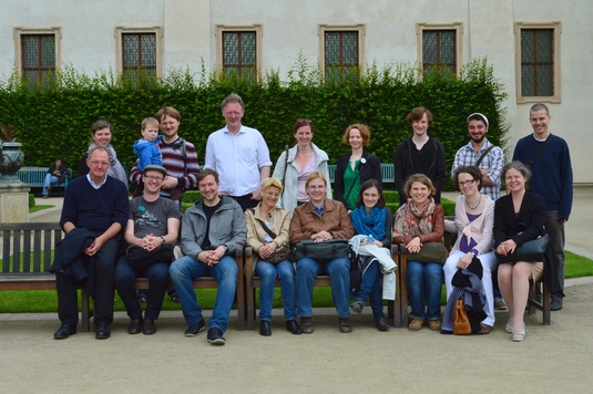 Gruppenfoto im Garten des Palais Waldstein