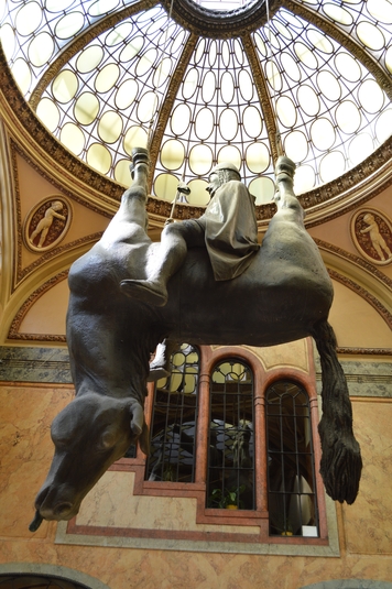 Persiflage auf das Reiterdenkmal des heiligen Wenzel von David Cerný in der Luzerna-Passage