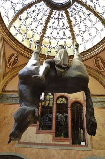 Persiflage auf das Reiterdenkmal des heiligen Wenzel von David Cerný in der Luzerna-Passage