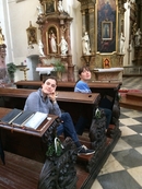 Carmen Reichert und Dana von Suffrin in der Kirche des Heiligen Michaels in Brünn