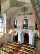 Blick von oben auf den Innenraum der Synagoge in Třebíč