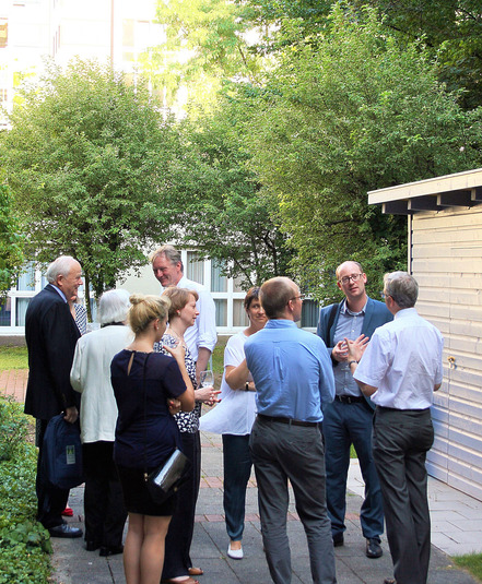 BesucherInnen der Buchpräsentation im Garten des Internationalen Begegnungszentrums