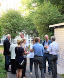 BesucherInnen der Buchpräsentation im Garten des Internationalen Begegnungszentrums