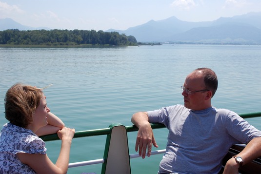 Vor dem dichten Programm des Methodenseminars noch ein wenig Entspannung auf dem Weg nach Frauenchiemsee: Kathrin Linnemann und Klaus Buchenau Vor dem dichten Programm des Methodenseminars noch ein wenig Entspannung auf dem Weg nach Frauenchiemsee: Kathrin Linnemann und Klaus Buchenau