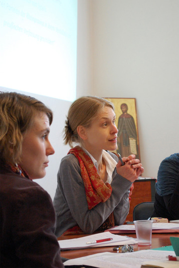 Lida Barner bei der Präsentation des Referates zum Text "Die politischen Parteien der Rheinprovinzen in ihrem Verhältniß zur preußischen Verfassung" den sie gemeinsam mit Marcela Oubrechtová vorstellte.