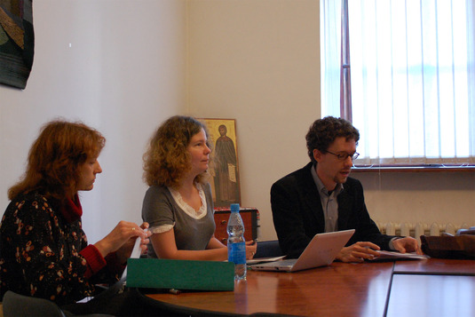 Magdalena Myslivcová, Heléna Tóth und Felix Westrup präsentieren den Text "Das Ende der Neuzeit" von Romano Guardini Magdalena Myslivcová, Heléna Tóth und Felix Westrup präsentieren den Text "Das Ende der Neuzeit" von Romano Guardini