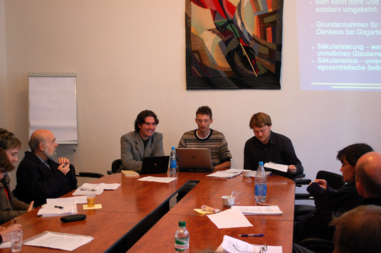 Jan M. Heller, Tomáš W. Pavlíček und Johannes Gleixner bei ihrer Präsentation zu Friedrich Gogarten Text "Verhängnis und Hoffnung der Neuzeit, Die Säkularisierung als theologisches Problem."