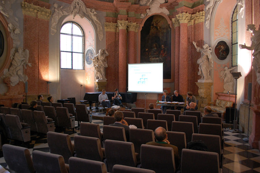 Blick auf das Podium der Seminarsitzungen