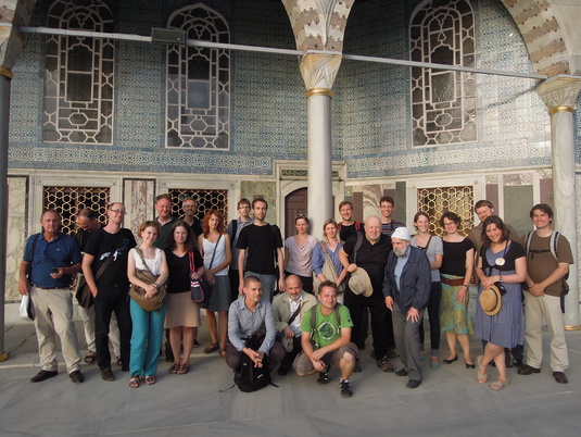 Ein Gruppenfoto im Innenhof des Topkapi Palastes