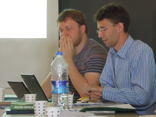 Tomáš Pavlíček und Johannes Gleixner präsentieren einen Text von Marc Baer Tomáš Pavlíček und Johannes Gleixner präsentieren einen Text von Marc Baer