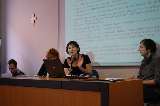 Über Clifford Geertz' Theorie von "Religion als kulturelles System" debattiert Marcela Oubrechtová gemeinsam mit ihren Mitkollegiaten Adam Dobeš, Magdalena Myslivcová,  Heiko Schmidt und Jan M. Heller (nicht im Bild).