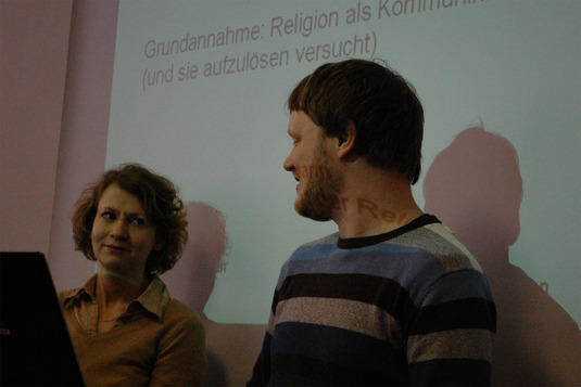 Mit Luhmanns Text "Zur Ausdifferenzierung der Religion" haben sich Lisa Dittrich und Johannes Gleixner auseinandergesetzt.