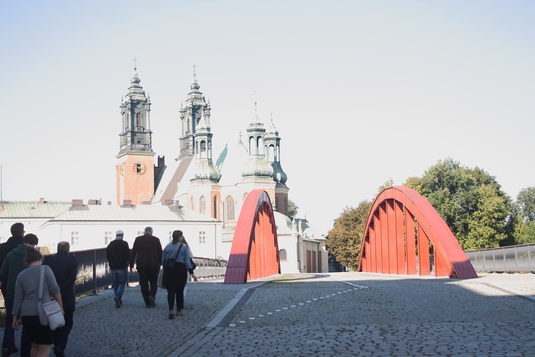 Während der Besichtigung der Dominsel Ostrów Tumski mit dem Blick auf die Domkirche (erzbischöfliche St.-Peter-und-Paul-Kathedrale)