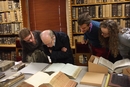 Franz Xaver Bischof, Martina Niedhammer, Raphael Rauch und Katharina Ebner beim Studieren des Kirchenbuches im Zentralarchiv des Posener Erzbischofstums