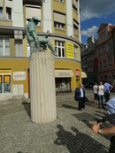 Vor dem Denkmal für Klemens Janicki